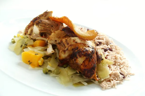 Poulet Jerk aux pois de riz et chou cuit à la vapeur — Photo