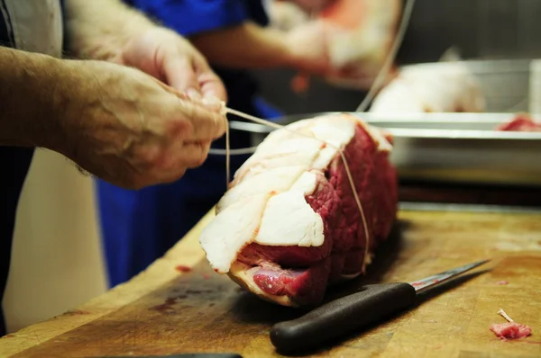 Cerdo crudo en tabla de cortar — Foto de Stock