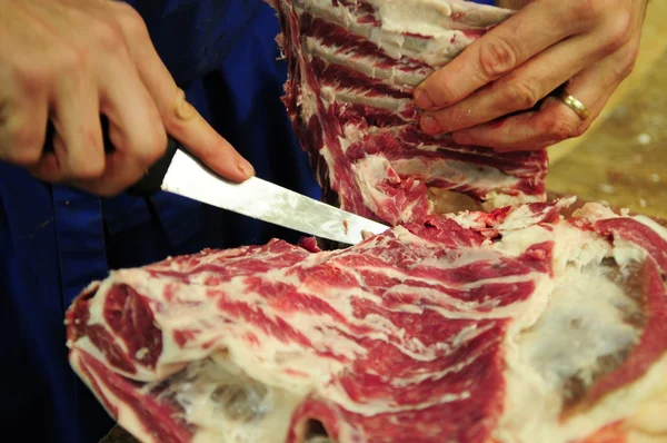 Chef cuidadosamente picando la carne — Foto de Stock