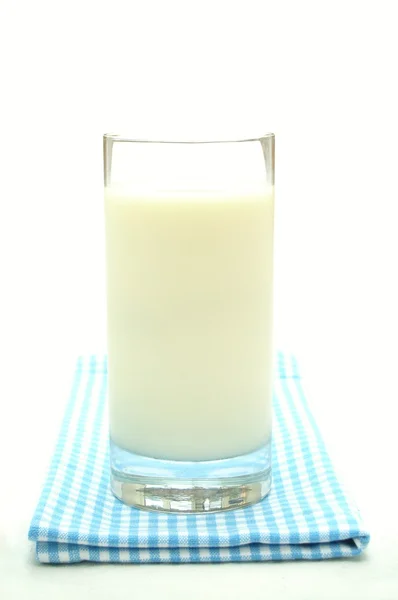 Ποτήρι γάλα σε gingham χαρτοπετσέτα — Φωτογραφία Αρχείου