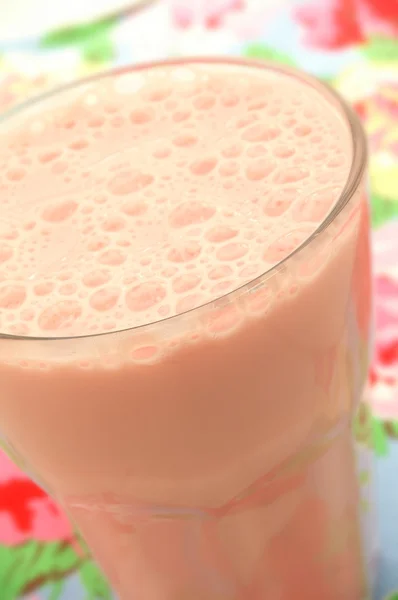Vaso de leche en servilleta de gingham — Foto de Stock