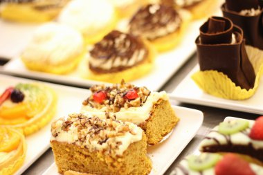 Pasta seçimi beyaz plaka üzerinde