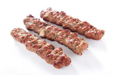 Beyaz arka plan üzerinde izole Hint şiş köfte köfte kebap