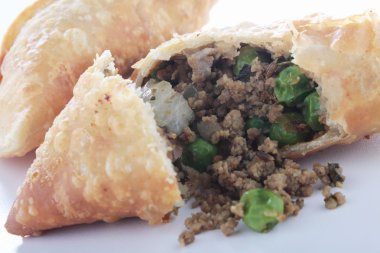 Hintli kuzu samosas beyaz zemin üzerine