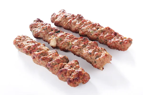 Indiano shish kofte kofta kebabs isolado no fundo branco — Fotografia de Stock