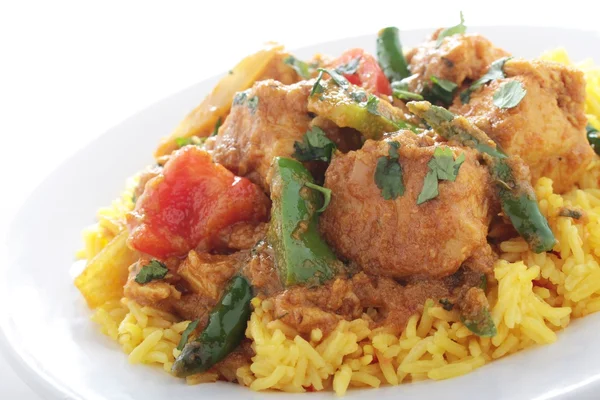 印度 jalfrezi 咖喱鸡肉与 pilau 水稻 — 图库照片
