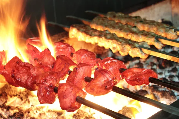 Pollo indiano tikka e kofte kofta shish kebab sul barbecue Foto Stock Royalty Free