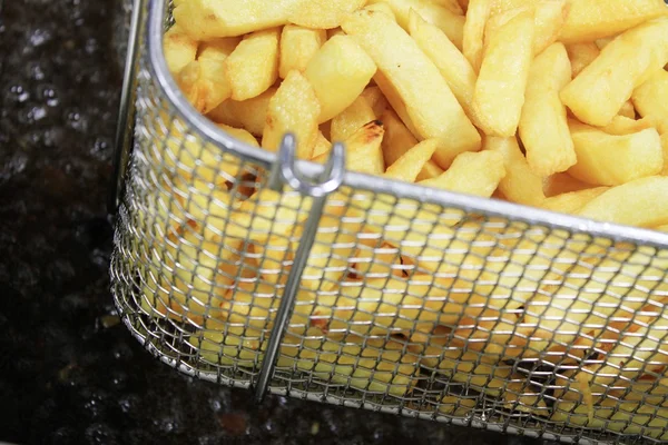 Papas fritas en canasta de freír — Foto de Stock