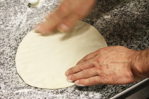 Szakács, pizza előkészítése — Stock Fotó