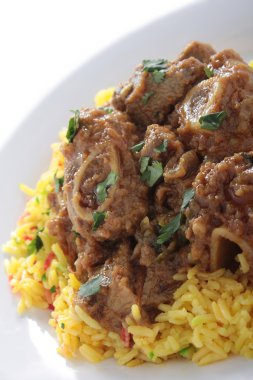 Hintli kuzu köri pirinç pilavı ile