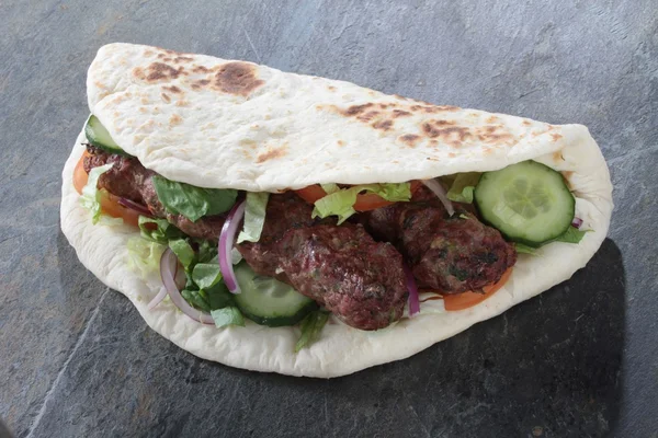 Indiano agnello kebab naan sandwich — Foto Stock