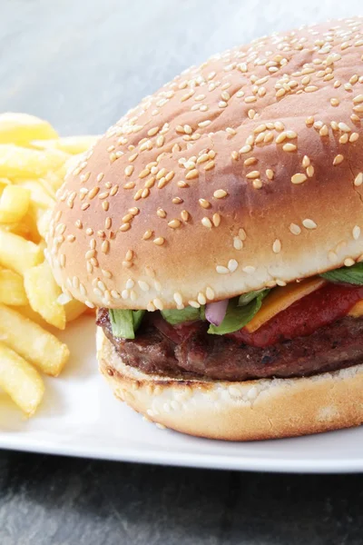 Hambúrguer de carne com batatas fritas — Fotografia de Stock