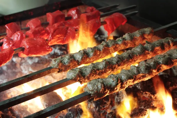 Indische Tikka shish kofte kofta Kebabs auf dem Grill — Stockfoto