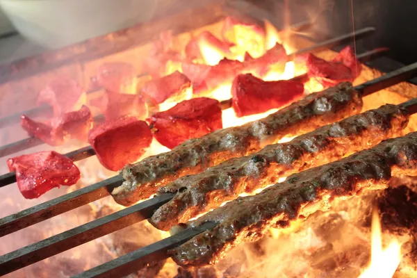 Indische Tikka shish kofte kofta Kebabs auf dem Grill — Stockfoto