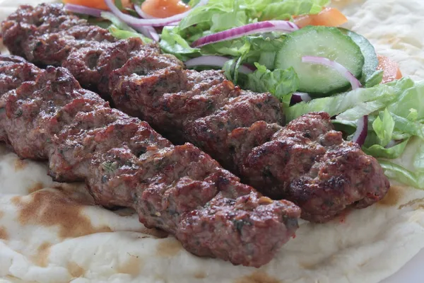 Lamm kofta kofte shish kebab naan brot wrap — Stockfoto