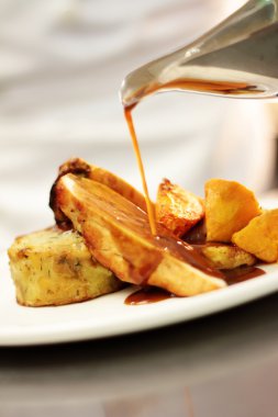 kaplama tavuk yemek üzerine sos dökme