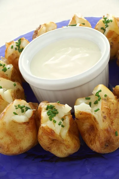 Мини-картофель с соусом — стоковое фото