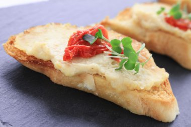 Humus ve kurutulmuş domates