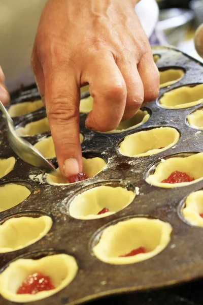 Koch bereitet Backhauskuchen zu — Stockfoto