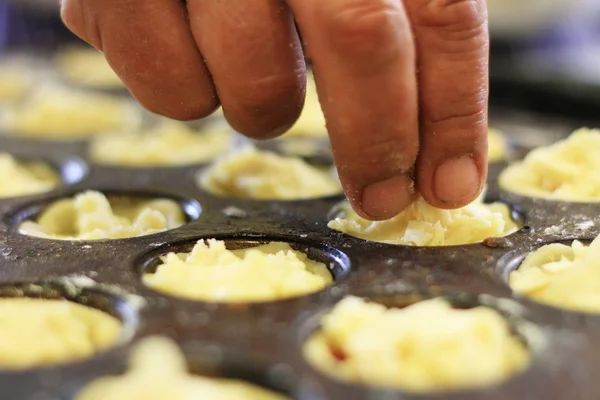 Kocken förbereder bakewell tårtor — Stockfoto