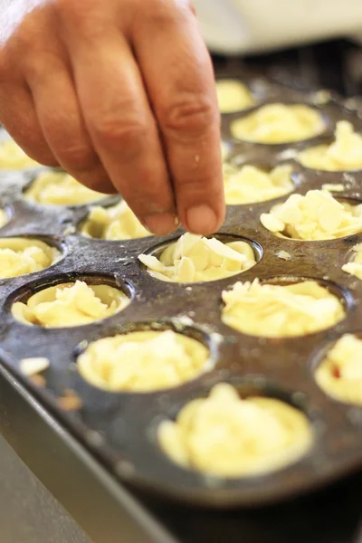 Šéfkuchař připravuje bakewell koláče — Stock fotografie