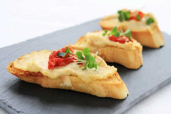 Humus und getrocknete Tomaten — Stockfoto