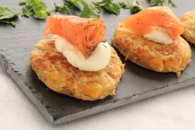 Mısır kanepeler ile somon füme