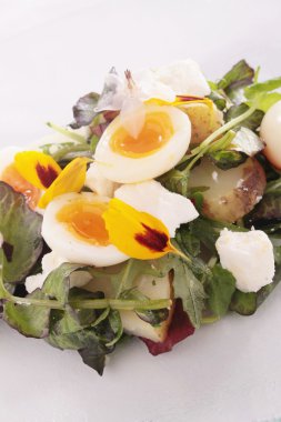 bıldırcınlar haşlanmış yumurta, çiçekler salata