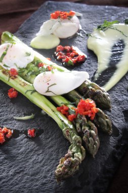 kuşkonmaz ile haşlanmış bıldırcın yumurtası