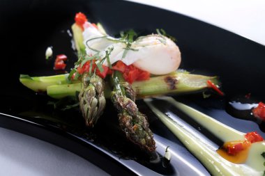 kuşkonmaz ile haşlanmış bıldırcın yumurtası