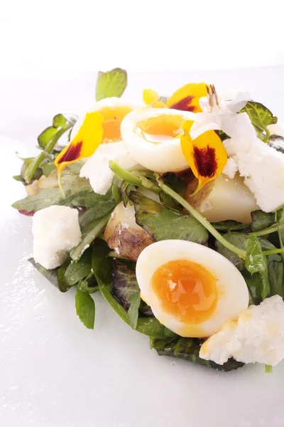 Salade aux œufs de cailles pochées, fleurs — Photo
