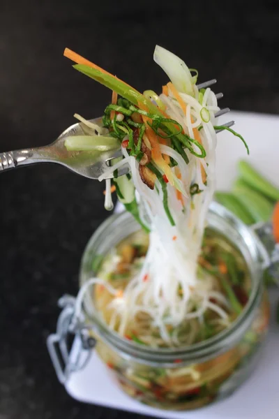 Fideos de verduras en maceta — Foto de Stock