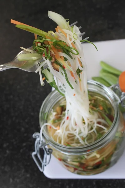 Fideos de verduras en maceta — Foto de Stock