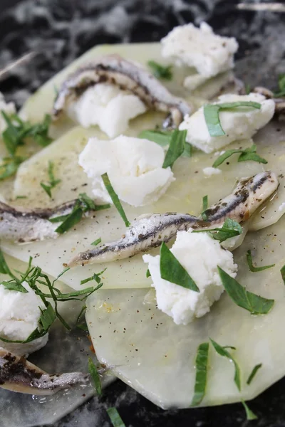 Kohlrabi com anchovas e queijo de cabra — Fotografia de Stock