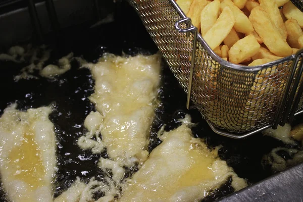 Patatas fritas en frier —  Fotos de Stock
