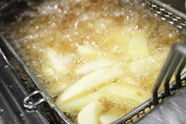 Fryting potato chips — Stock Photo, Image