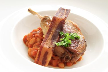 ördek confit fasulye ile