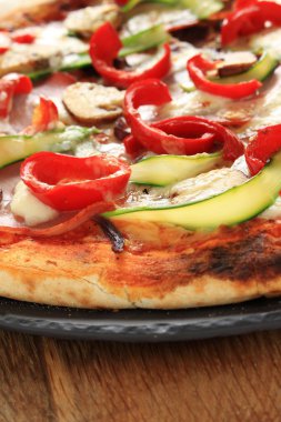 kuşkonmaz ve kırmızı biber pizza