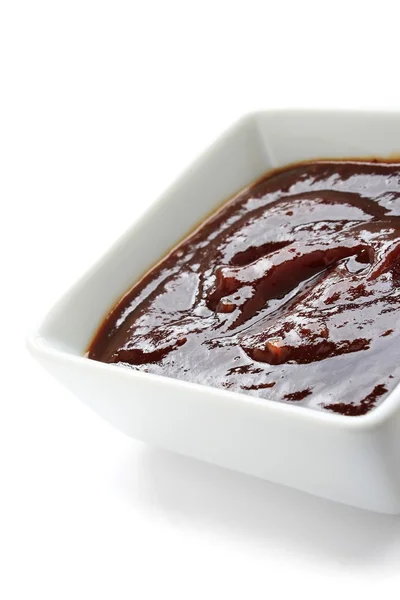 Braune Sauce in weißer Schale — Stockfoto