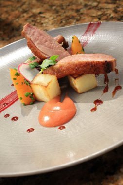 pan kızarmış ördek göğsü yemek