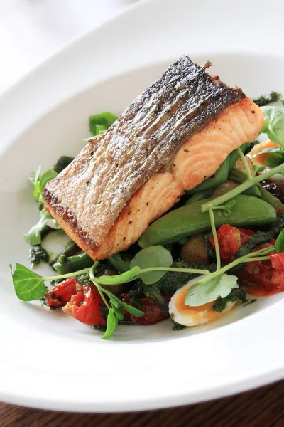 Zalm gevuld bonen salade maaltijd — Stockfoto