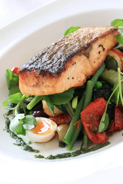 Zalm gevuld bonen salade maaltijd — Stockfoto