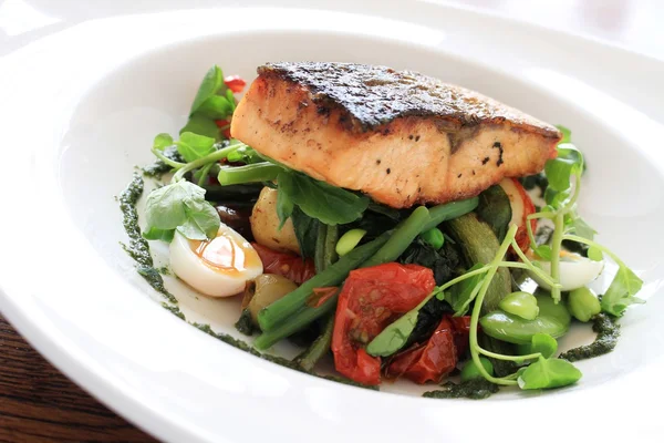 Zalm gevuld bonen salade maaltijd — Stockfoto