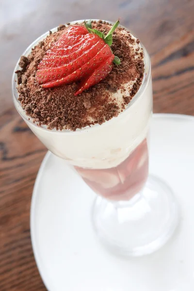 Trifle dessert in sundae glas — Stockfoto