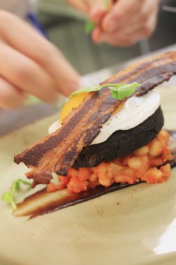 bean siyah puding fırında pastırmalı kızarmış yumurta kaplama yemek