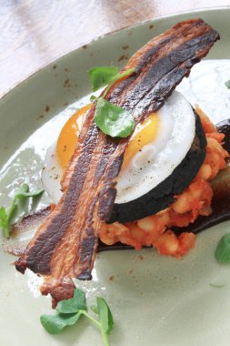 bean siyah puding fırında pastırmalı kızarmış yumurta kaplama yemek