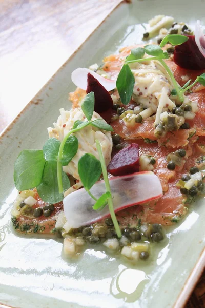 Ensalada tradicional de salmón curado con gravlax — Foto de Stock