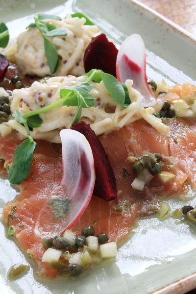 Salada de salmão curada gravlax tradicional — Fotografia de Stock