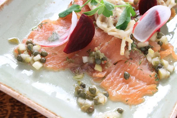 Salada de salmão curada gravlax tradicional — Fotografia de Stock