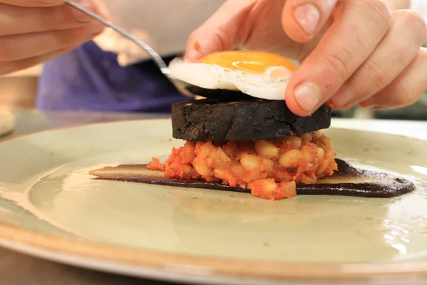 Bacon gebakken bonen bloedworst en gebakken ei verguld maaltijd — Stockfoto